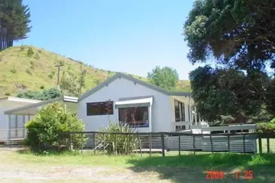 Image de chalet sur la plage, vue sur la mer promenades côtières