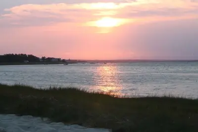 Image de De belles vues de marais littoraux avec quelques minutes à pied de la plage de sable isolée
