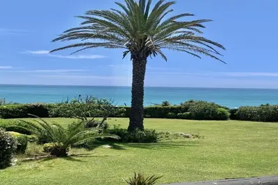Villa Charme Villa, au 1er étage, en bord de mer, avec vue sur la plage de sable fin.