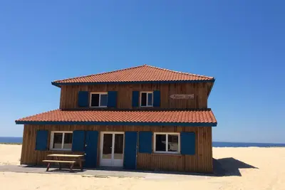 Image de Grande maison sur océan Atlantique posée sur la dune de sable