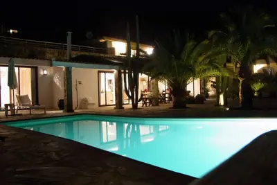 Image de Villa moderne indépendante avec piscine chauffée et vue imprenable sur la mer