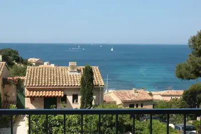 Image de Calme absolu, superbe vue mer à 100m de la plage de Beaucours. \nCave pour vélos.