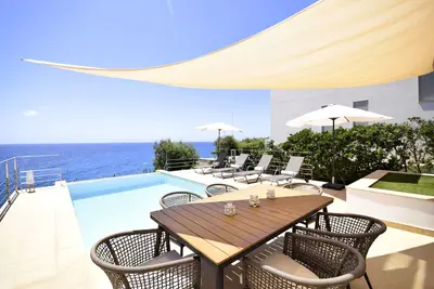 Image de Propriété de luxe unique directement sur la mer avec une vue fantastique sur la mer