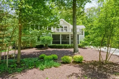 Image de Saugatuck Beach Home sur un terrain boisé calme et privé