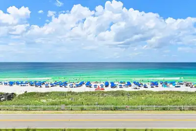 Image de Beach Retreat 304 - Gulf Front Pet Friendly comprend le service de plage en saison