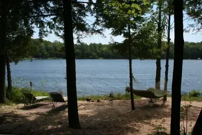Image de Cabane quatre étoiles sur le lac calme de Bass: réservation pour l'été 2019!