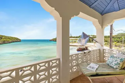 Image de Cove House Ocean Front, chaises de plage gratuites, parasol et glacière.