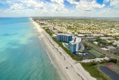 Image de Satellite Beach Direct Oceanfront on the Sand Rénové et amélioré