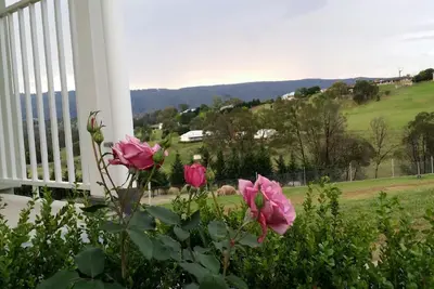 Image de Petits-déjeuners gratuits - 1 chambre à coucher et canapé-lit dans le salon avec vue sur la montagne