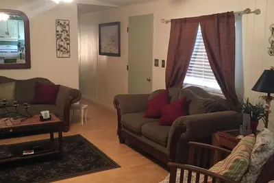 Image de Bungalow de trois chambres à un pâté de maisons du bord de la rivière!