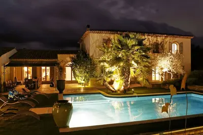 Image de Bastide de luxe avec piscine et jardins, distance de marche de restaurants et de boutiques