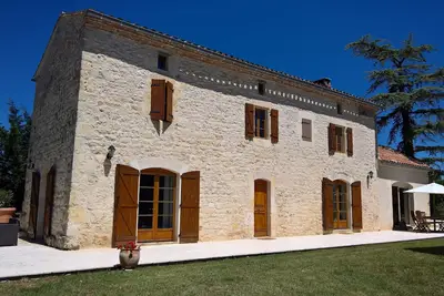 Image de Magnifique maison en pierre blanche avec piscine