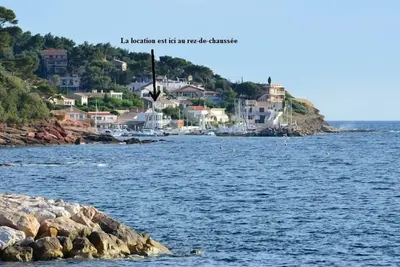 Image de Les pieds dans l'eau au petit port des Oursinières -