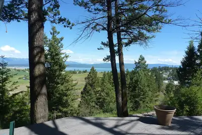 Scenic View Of lac Flathead avec la mission de l'Aigle en arrière-plan