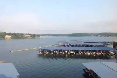 Image de Magnifique condo au bord du lac Meilleur emplacement au bord du lac! ! !