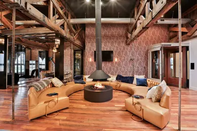 Image de Bottled in Bond: présenté sur Hgtv, Heart of Bourbon Trail, pour 10 personnes