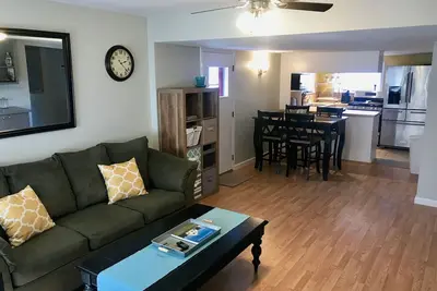 Image de Cosy Clean and Quiet 2 Bed / 1 Bath Home. À quelques pas du lac et du parc!