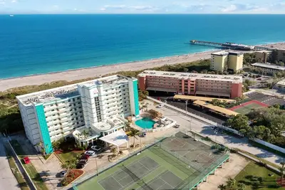 Image de Ocean Front Resort - Condo 2br - Près de la jetée - Tiki Bar - Piscine - Salle de jeux