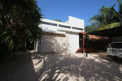 Image de Loft des CaraĂŻbes avec un grand arbre