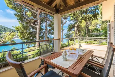 Image de Nouveau moderne 2 Br Apt avec terrasse et jardin privé avec vue sur la mer à couper le souffle