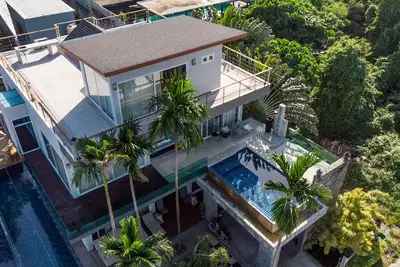 Image de Villa avec 5 chambres et vue sur la mer à Rawai. Près de tout! ! Viens et amuse toi! !