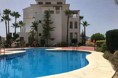 Image de Appartement confortable avec vue imprenable sur le golf, les montagnes et la nature.