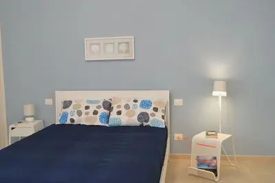 Image de Cet appartement climatisé avec terrasse.