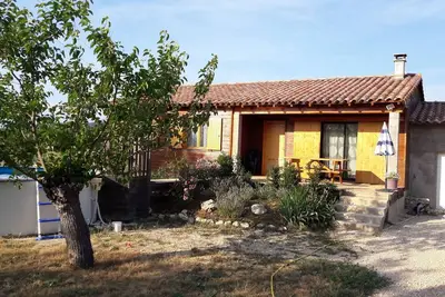 Image de Maison familiale 3 étoiles totalement indépendante avec piscine dans un parc.
