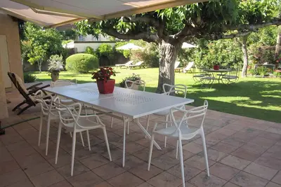 Image de Maison, verdure et piscine au coeur de Saint-Tropez.