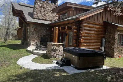 Image de Maison en bois rond de luxe sur la rivière Big Thompson - Bain à remous - 3 hectares privés - Wifi gratuit