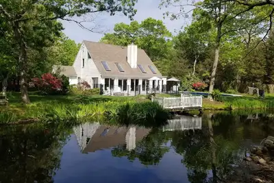 Image de Récemment rénové! ! Près du train, du centre-ville d'East Hampton. Court trajet jusqu'à la plage!