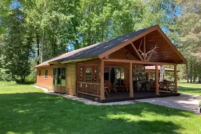 Image de Belle et paisible Log Lodge près de Traverse City