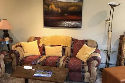 Image de Bel emplacement sur le ruisseau. Marcher jusqu'à la rue Main, 2br pour 4 personnes, bain à remous sur place