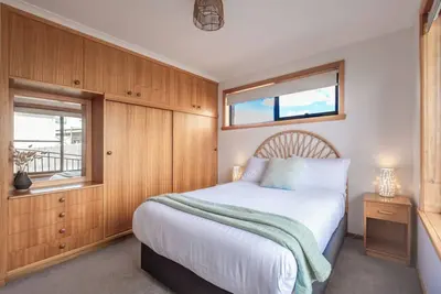 Image de Granite Beach House - Cheminée et vue sur l'océan