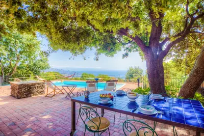 Image de Piscine privée, vue imprenable sur la mer