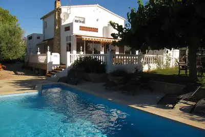 Image de Villa de vacances confortable avec piscine privée et vue sur la mer