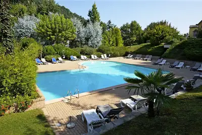 Vivre dans une résidence exceptionnelle d'environ 8 ha. Grand parc et piscine