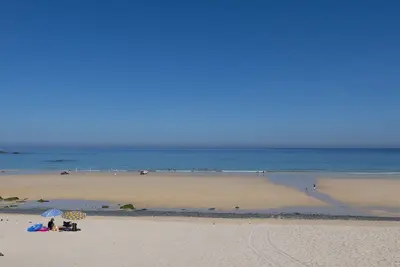 Image de Nouveau! ! ! Propriété récemment rénovée par la plage de Porthmeor, 8 couchages avec vue sur la mer.