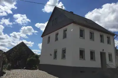 Image de Maison de campagne avec arc de pierre précieuse historique