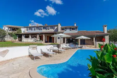 Image de Villa spéciale avec piscine privée, tennis de table, baby-foot