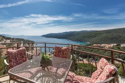 Bel appartement de 2 chambres à Rabac