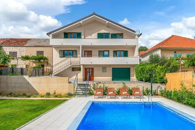 Image de Belle maison Ă Imotski avec cuisine