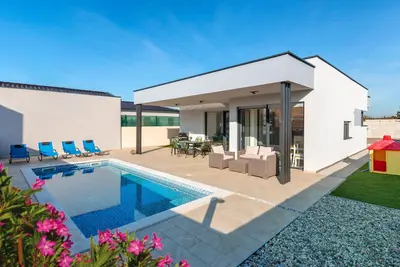 Maison confortable à Peroj avec WiFi