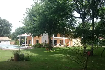 Image de Magnifique villa au calme avec piscine sur grand terrain arboré