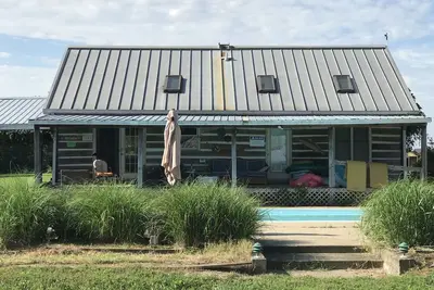 Image de Cabane en rondins pour animaux de compagnie et famille sur ferme familiale