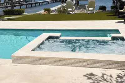 Image de Maison nouvellement construite avec vue sur l'eau unique et ponton privé.