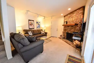 Image de Super endroit! 4 Br / 3. 5 TownHome 12 couchages Ă pied de la rue principale avec bain Ă remous.