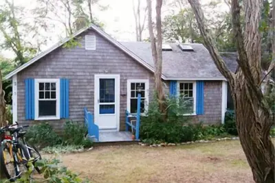 Image de Cottage Wellfleet charmant et confortable sur une route calme 3/4 mile de la plage.