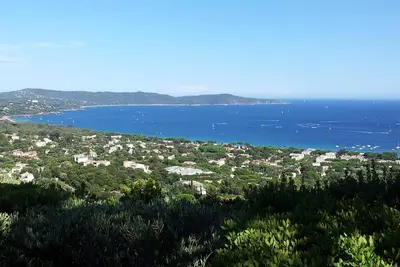Image de Villa avec vue paradisiaque, proche de la plage.