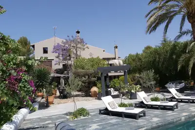 Image de Villa de 6 chambres avec de grands jardins privés et piscine. Aircon, Wifi